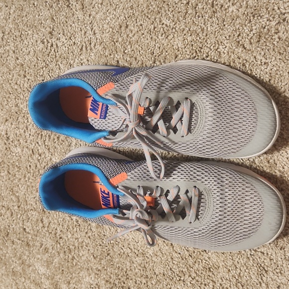 Nike running shoes - Picture 1 of 4